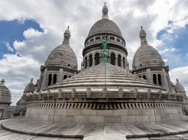 La Basilique du Sacré Cœur de Montmartre là một trong những di tích mang tính biểu tượng cao của Paris (Pháp).