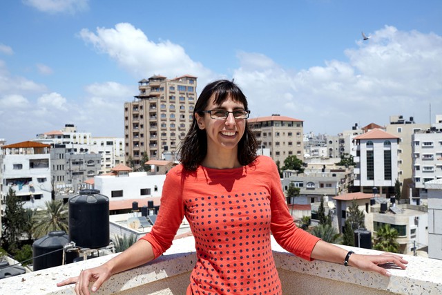 CEO Iliana Montauk trên nóc trụ sở Gaza Sky Geeks.