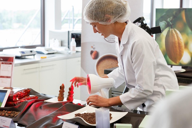 Các nhà khoa học thử nghiệm sản phẩm socola chịu nhiệt tại Trung tâm R&D của xưởng sản xuất Barry Callebaut AG.