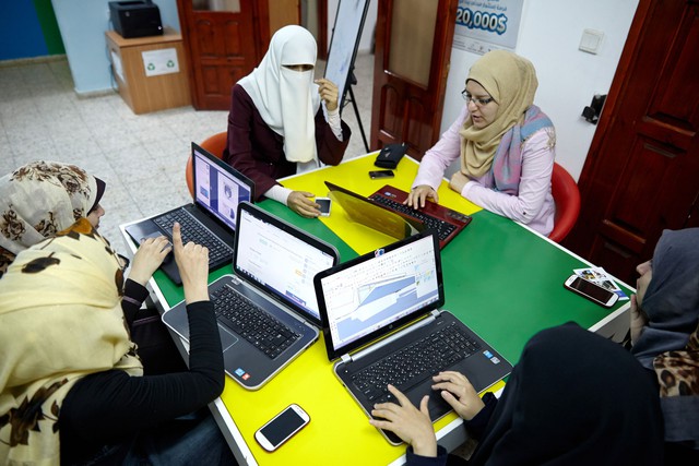 Những doanh nhân tương lai của Dải Gaza tại nơi làm việc.