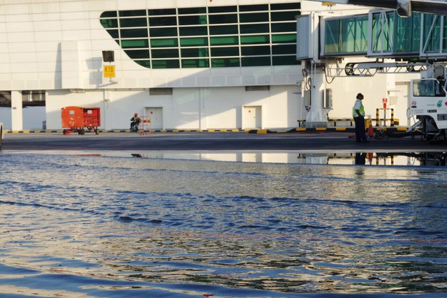 Một đường bay bị ngập lụt nghiêm trọng tại sân bay quốc tế Kuala Lumpur.