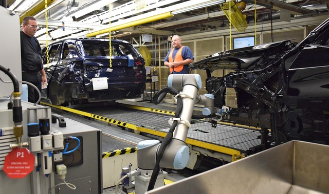 Những cánh tay robot của Universal Robotics được trang bị trong nhà máy của BMW tại Nam California sẽ đảm nhiệm những công việc thường xuyên khiến công nhân trong dây chuyền lắp ráp bị chấn thương.