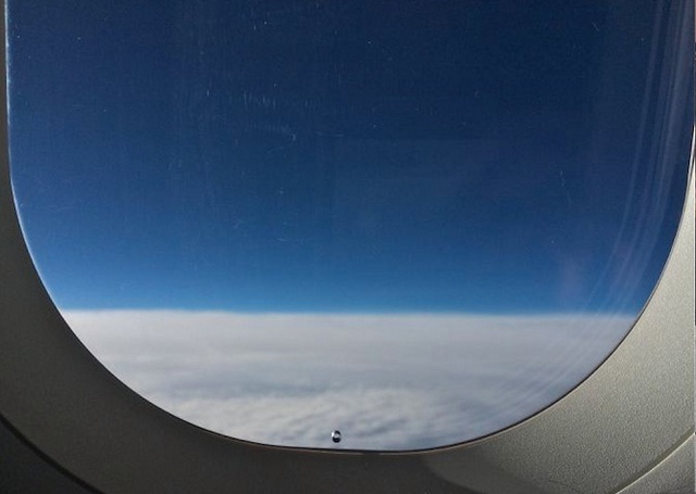 Nếu để ý, bạn sẽ thấy cửa sổ máy bay luôn có một lỗ nhỏ bằng đầu ngón tay. Cũng giống như tất cả các bộ phận khác trên máy bay, chi tiết được biệt này sẽ giúp tăng độ an toàn cho hành trình của bạn.