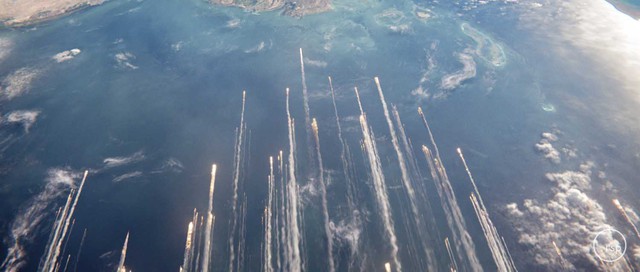 Một cảnh trong bộ phim Gravity, các mảnh rác vũ trụ bốc cháy trong bầu khí quyển