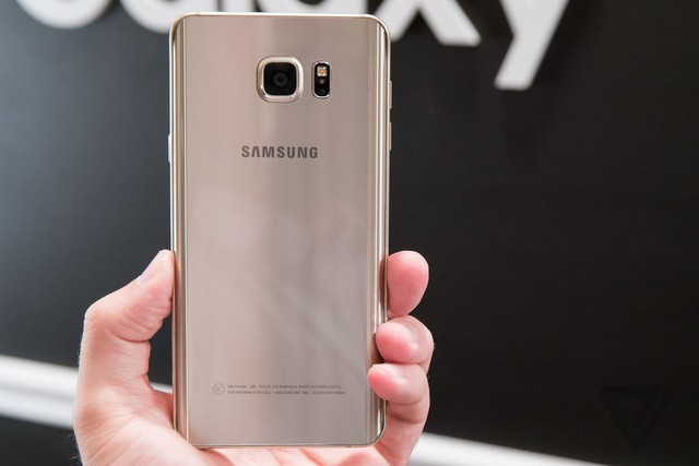 Điều thực sự đáng tiếc với Galaxy Note 5 chính là dung lượng pin không những không được nâng lên mà còn bị giảm xuống chỉ còn 3.000 mAh. Với nguồn pin như vậy, khó có thể đảm bảo thời lượng sử dụng dồi dào cho phablet của Samsung, một trong những điểm mạnh làm nên thương hiệu của Galaxy Note.