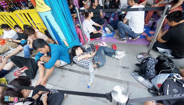 Nhiều du học sinh và nhân viên cửa hàng tập trung trước một điểm bán ở Singapore trong đợt bán iPhone 6 năm ngoái. Họ phải trải qua nhiều giờ ăn ngủ vạ vật để tranh suất mua iPhone. Ảnh: Duy Tín.