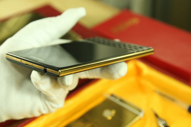 Blackberry Passport mạ vàng tại Việt Nam