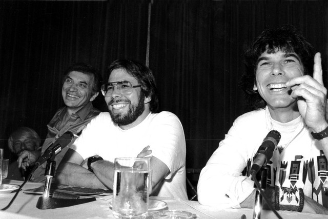 Steve Wozniak (ngồi giữa) đã quyết định tạm dừng công việc tại Apple.