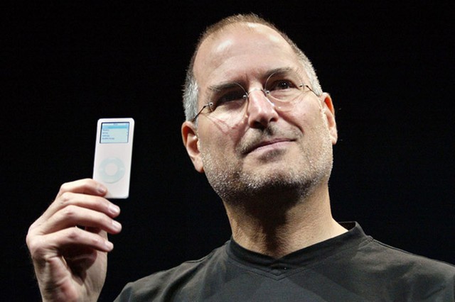  Bà Fiorina từng giới thiệu chiếc iPod màu xanh nhạt của HTC trước khi Steve Jobs biến nó trở thành một... âm mưu thôn tính có hệ thống. 