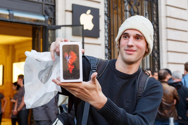 Người thợ cơ khí xe đạp 26 tuổi này đã đạp suốt 4h đồng hồ từ Bỉ tới Pháp để có mặt trong hàng mua iPhone trước 1 ngày. Anh cũng là người đầu tiên sở hữu iPhone 6s tại Pháp. 