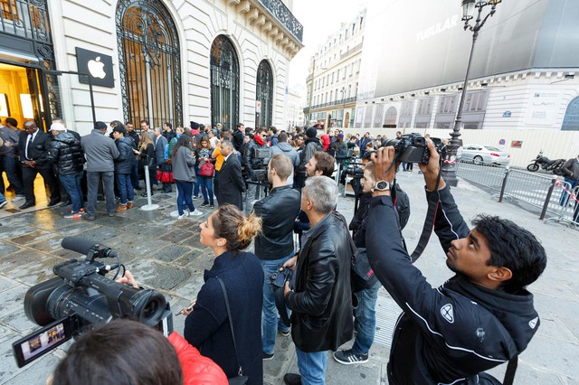  Khoảng 20 phóng viên tin tức tại Pháp đã có mặt tại cửa hàng Apple Store ở Paris để ghi nhận không khí xếp hàng mua iPhone mới. 