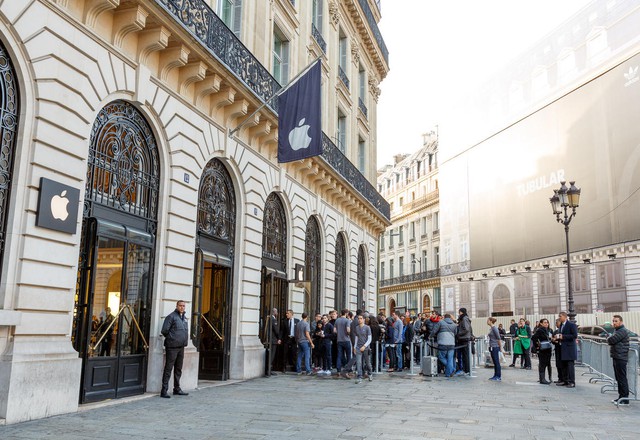  Rất đông người tiêu dùng đứng trước tòa nhà Paris Opera để đợi mua bộ đôi iPhone thế hệ mới. 