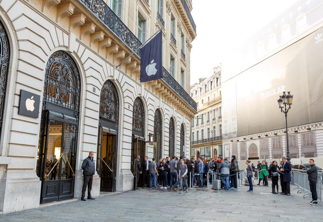Rất đông người tiêu dùng đứng trước tòa nhà Paris Opera để đợi mua bộ đôi iPhone thế hệ mới.