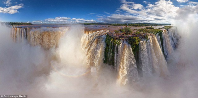 Thác nước Iguazu ở biến giới giữa Brazil và Argentina. Tại đây quanh năm đều có một đám mây hơi nước bao phu quanh chân thác tạo nên một cảnh tượng như chốn bồng lai trong các bộ phim truyền thuyết tiên cảnh.
