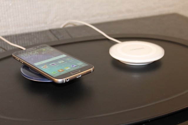 2. You can also charge Samsungs new phone wirelessly with a charging pad instead of plugging them in. 