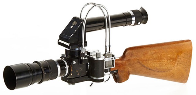 Viewfinder dạng kính ngắm scope được gắn trên đầu của camera​.