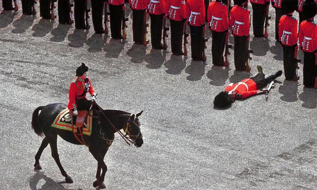 Ảnh chụp cuộc diễu hành chào đón nữ hoàng Elizabeth II, có vẻ anh lính bị ngất xỉu (năm 1970).