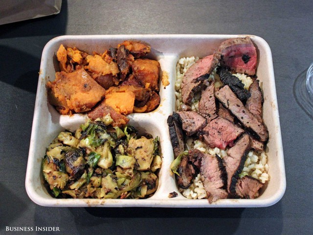 Một suất ăn c&oacute; gi&aacute; 10 USD với rau cải x&agrave;o, thịt b&ograve;, khoai nướng v&agrave; cơm gạo n&acirc;u. Cũng kh&ocirc;ng kh&aacute;c một suất cơm b&igrave;nh d&acirc;n tại Việt Nam.