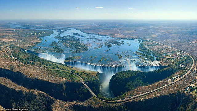Thác nước Falls Victoria tại Zambia.