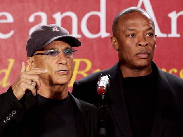 Dre hợp tác với chủ tịch Jimmy Iovine của hãng thu âm Interscope Records để thành lập thương hiệu Beats vào năm 2006. Chiếc tai nghe đầu tiên mang thương hiệu Beats được bán ra vào năm 2008.