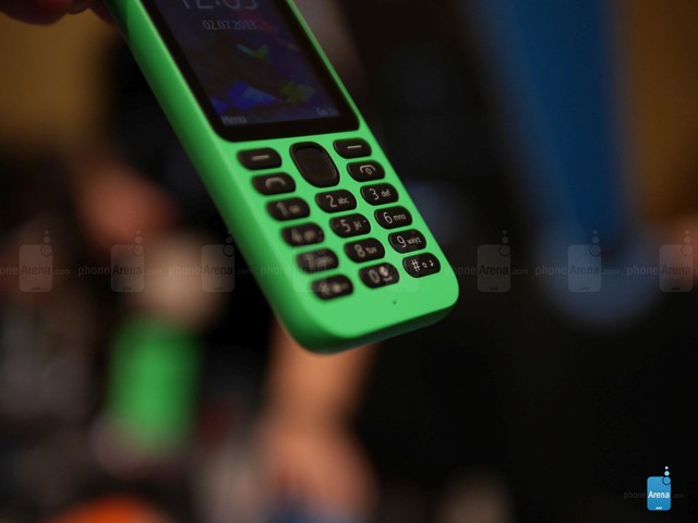 Không giống như những điện thoại giá rẻ khác, Nokia 215 có thể chạy được rất nhiều ứng dụng phổ biến như Facebook, Messenger, Twitter, Bing Search, MSN Weather và trình duyệt Opera Mini giúp người dùng có được ít nhiều trải nghiệm của một smartphone trên một sản phẩm giá rẻ.