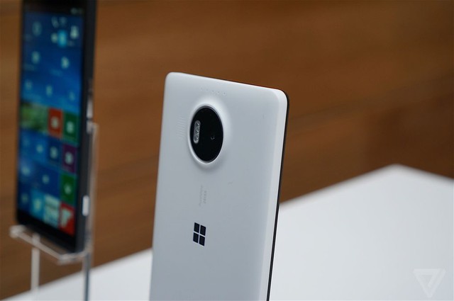  Cụm camera hơi lồi nhẹ của Lumia 950 XL 
