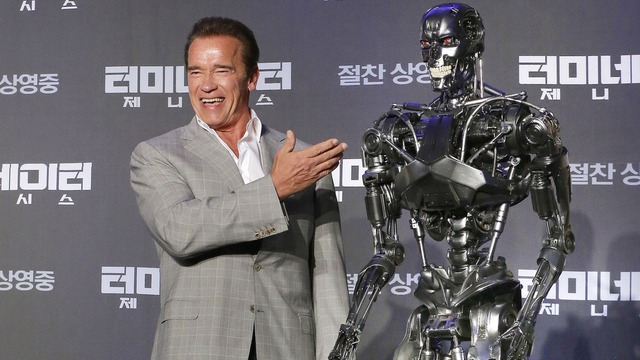 Nam tài tử Arnold Schwarzenegger bên cạnh “đồng nghiệp” trong đợt quảng bá phim “Kẻ hủy diệt” ở Hàn Quốc.