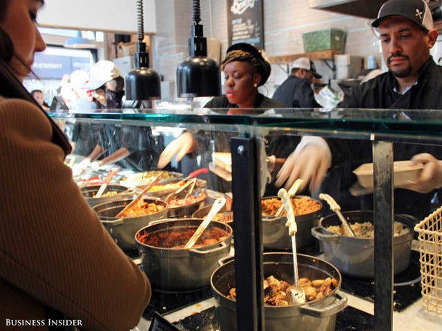 Nh&acirc;n vi&ecirc;n phục vụ c&aacute;c m&oacute;n ăn theo y&ecirc;u cầu của thực kh&aacute;ch.