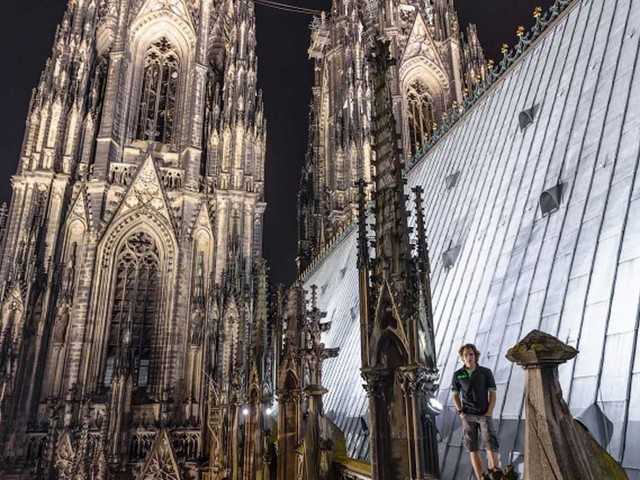 Khi đã lên được mái nhà thờ Cologne.
