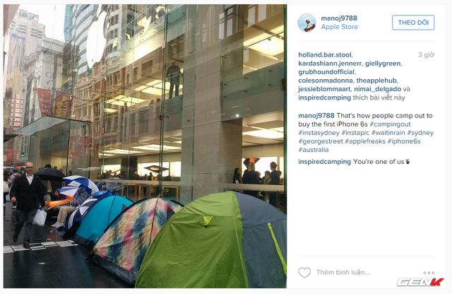 
Nhiều người dựng lều dưới trời mưa tại &Uacute;c.
