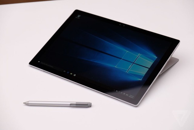  Surface Pro 4 đi kèm rất nhiều phụ kiện như bút Surface Pen thế hệ mới, bàn phím Type Cover... 