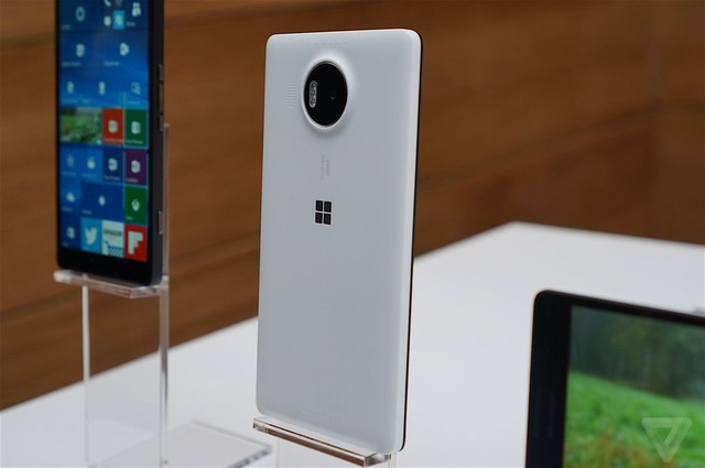  Kiểu dáng Lumia 950 XL tương tự những chiếc điện thoại Windows Phone gần đây 