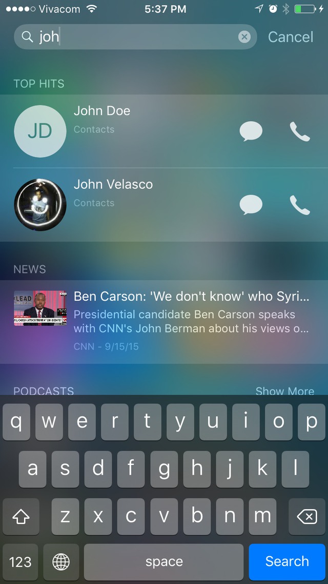 
Với iOS 9 người d&ugrave;ng c&oacute; thể t&igrave;m kiếm li&ecirc;n lạc ở thanh t&igrave;m kiếm b&ecirc;n ngo&agrave;i. Thanh t&igrave;m kiếm n&agrave;y cung cấp t&ugrave;y chọn gọi điện hoặc nhắn tin nhanh rất tiện lợi.
