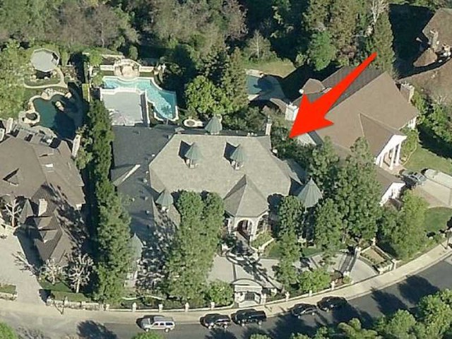 Trong khi đó, Dre vẫn đang sở hữu một tòa biệt thự khác tại Woodland Hills. Anh mua với giá 2,3 triệu USD từ năm 1999.
