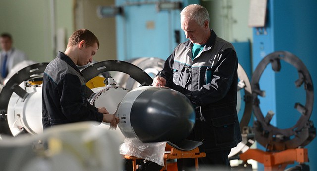 Hai kỹ sư Nga đang tiến hành lắp đặt phần đầu của quả bom-tên lửa