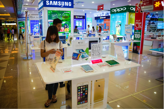 Hơn một nửa số Smartphone bán ra tại Việt Nam mang thuơng hiệu iPhone và Samsung. Nước ta cũng đứng thứ 11 về số lượng smartphone được tiêu thụ.