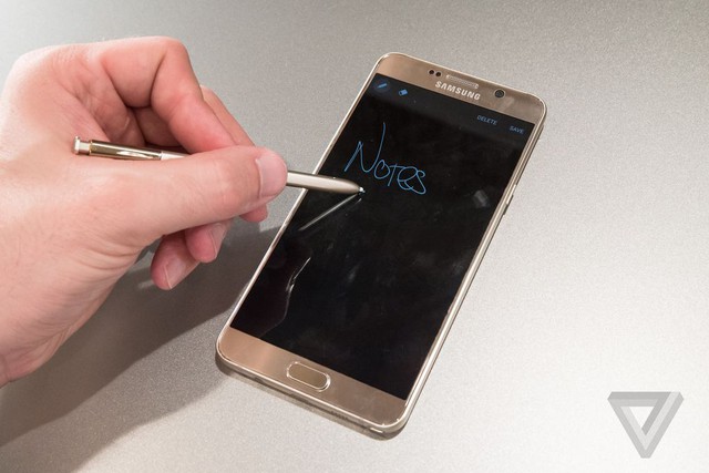 Một tính năng sáng giá của bút S Pen trên Note 5 chính là khả năng ghi chú ngay cả khi màn hình đang tắt.