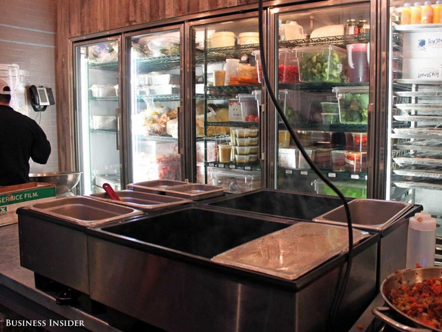 Nơi dự trữ đồ ăn của cửa h&agrave;ng.