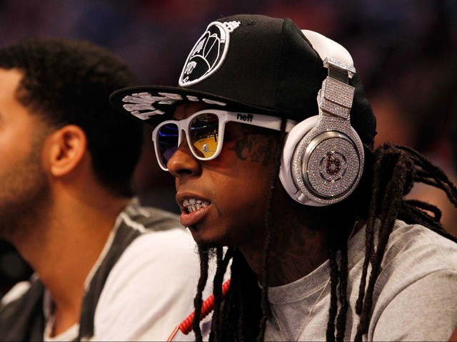 Hay rapper Lil Wayne, với chiếc tai nghe Beats đính kinh cương trị giá 1 triệu USD.
