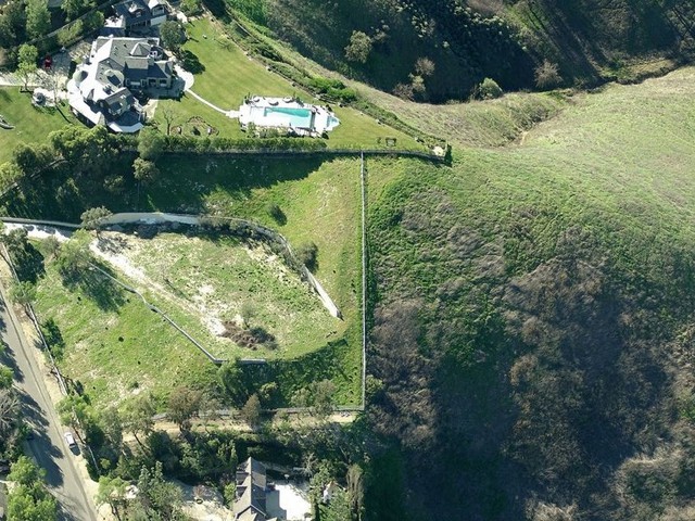 Không chỉ sở hữu các biệt thự, Dre còn sở hữu cả một khu đất rộng 5,79 hecta tại Hidden Hills trị giá 14,5 triệu USD.