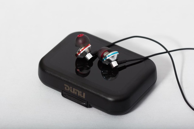 Dunu Titan 1 với thiết kế đặc biệt, nửa Earbud và nửa Inear