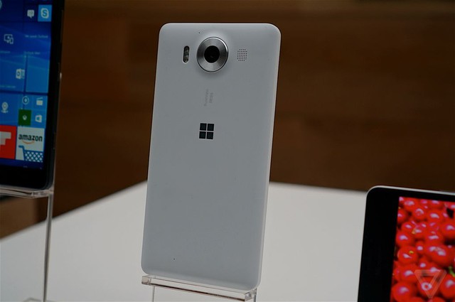  Cụm loa của mẫu Lumia 950 được đặt ở mặt lưng, gần cụm camera chính 