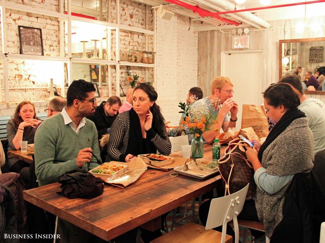 Kh&ocirc;ng gian qu&aacute;n nhỏ v&agrave; ấm c&uacute;ng.