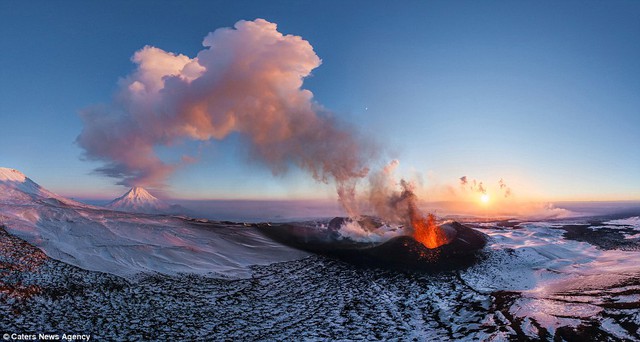 Miệng núi lửa Plosky Tolbachik tại Nga.