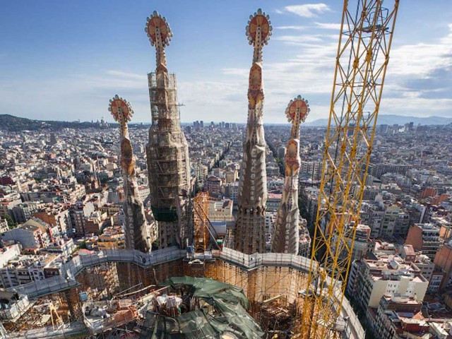 Họ cũng đã tới Sagrada Família, một nhà thờ Công giáo ở Antoni Gaudi, Barcelona, Tây Ban Nha.