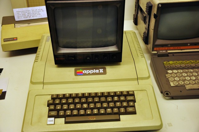 Chiếc máy tính Apple II ra đời vào năm 1977.