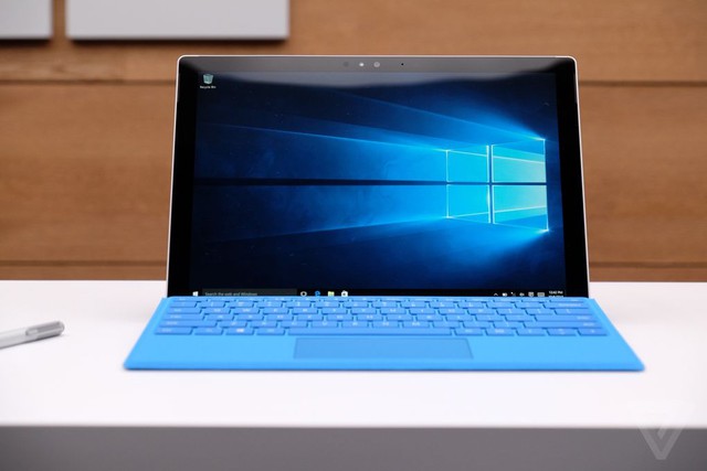  Việc tích hợp với các phụ kiện sẽ đem tới cho người dùng Surface Pro 4 cảm giác như đang sử dụng một chiếc laptop vậy 