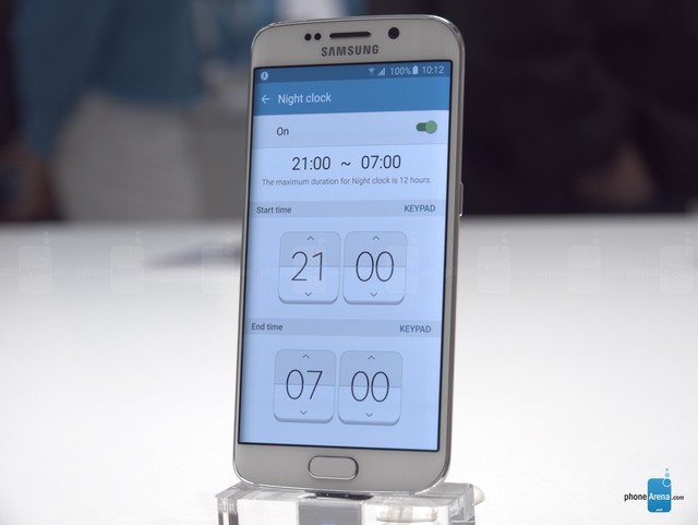 Phần viền cong của Galaxy S6 Edge cũng có thể hiển thị giờ tương tự như Galaxy Note Edge.