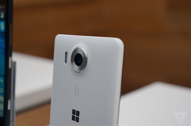  Cụm camera hơi lồi trên Lumia 950 
