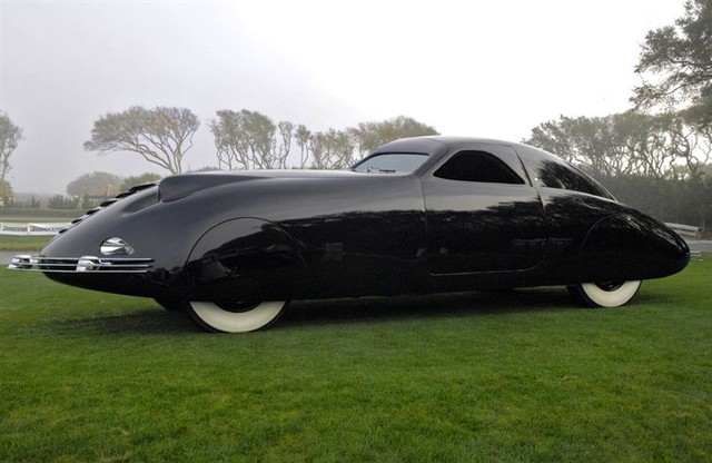 Mẫu xe này trông giống như một chiếc xe trong phim viễn tưởng hoặc một chiếc xe của Batman.